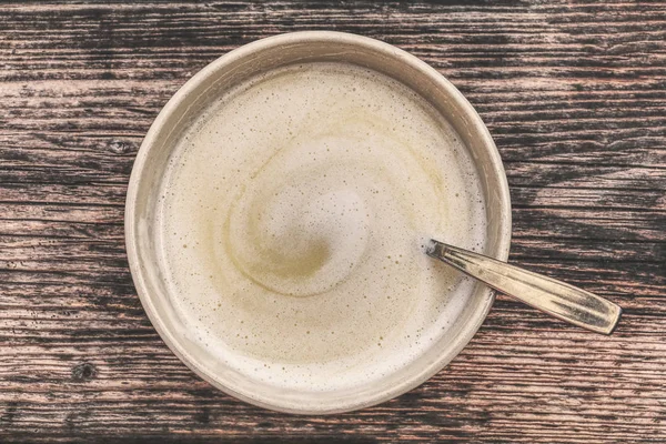 Eski bir ahşap tahta üzerinde bardak sıcak çikolata //Cup sıcak çikolata