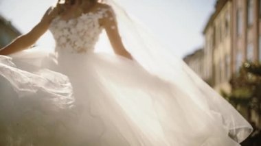 Ağır çekim video görüntüleri dönen beyaz gelinlik içinde mutlu gelin.