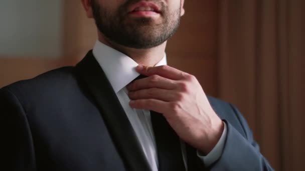 Männerhände korrekte Fliege auf weißem Hemd tragen Anzug vorbereiten — Stockvideo