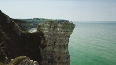 Ünlü Falaises detretat Etretat kayalıklarla Normandiya'da dron video görüntüleri