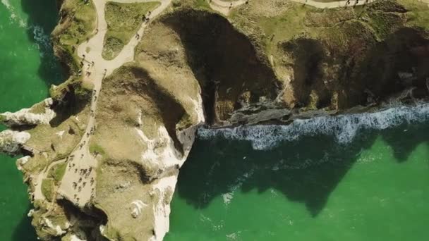 Imagens de drones de uma costa marítima com ondas a atingir a praia. Etretat, dEtretat — Vídeo de Stock