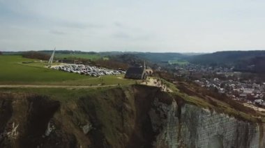 Etretat eski kilisede uçurumun tepesinde büyük okyanus bulundu. Hava robot