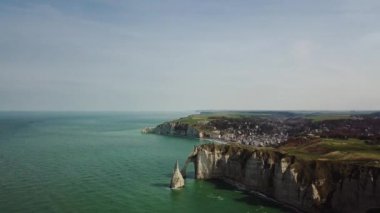 Drone görüntüleri Falaises ve Etretat Etretat İHA 'dan. Havadan