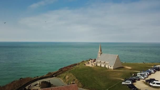 A régi kápolna Etretat fronting a nagy óceán szikla tetején található. Drone légi — Stock videók