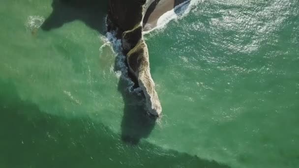 Drone Aerial footage of a sea coast with waves hitting the beach. Etretat, dEtretat — Stock Video