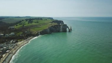Şaşırtıcı casus uçak görüntüleri kayalıklarla Falaises detretat Etretat dron görünümü üzerinde okyanus tarafından