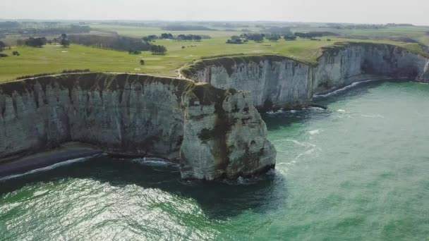 Increíbles imágenes de drones acantilados Falaises dEtretat Etretat por drone — Vídeos de Stock