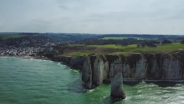 Fantastisk Drone footage klippor Falaises detretat Etretat av drone panorama — Stockvideo