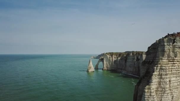 Csodálatos bordó felvételeket sziklák Falaises Ibis Etretat a dron — Stock videók