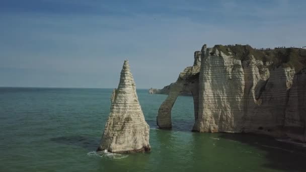 Stupefacenti scogliere di droni Falaises dEtretat Etretat da drone, costa pacifica normanidia Elefante bianco — Video Stock