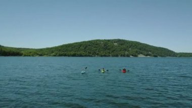 Grup Kayık göl hava dron görünümü