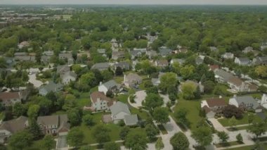 Havadan görünümü hemen dışında bir mahalle. dron panorame hareket