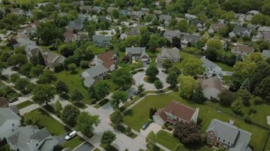 Havadan görünümü hemen dışında bir mahalle. dron panorame hareket