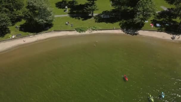 Текстурный песок, пляж у озера, антенна с дроной , — стоковое видео