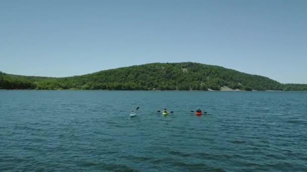 Aerial drone view of group kayak in lake — Stock Video