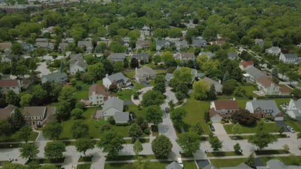 Vista aérea de un barrio suburbano. movimiento del dron — Vídeos de Stock