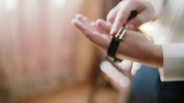 Bir nöbet koyarak takım elbiseli bir adam