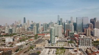 Çerçevenin etrafında birçok büyük binalar ile Chicago manzarası. paning uçak