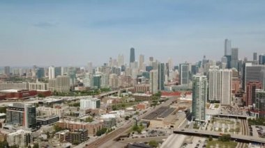 Çerçevenin etrafında birçok büyük binalar ile Chicago manzarası. drone fly