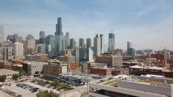 Chicago Skyline con muchos edificios grandes en todo el marco. drone — Vídeo de stock