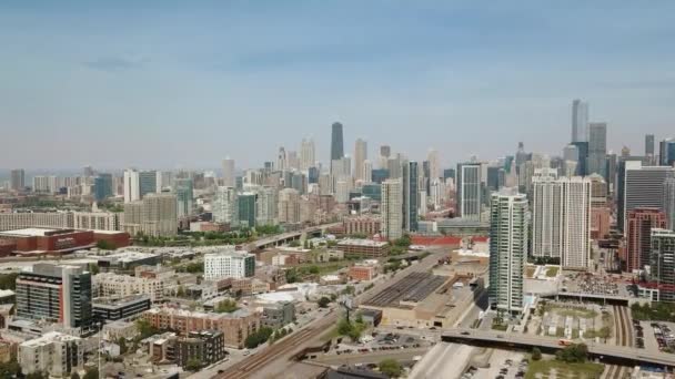 Chicago Skyline со многими крупными зданиями по всему периметру. Летучая мышь — стоковое видео