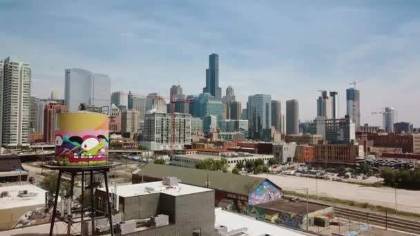 Aerial Chicago Skyline avec de nombreux grands bâtiments avec pompe à eau tout autour du cadre. drone — Video