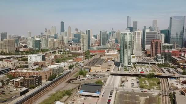 Воздушная Chicago Skyline со многими крупными зданиями и идущим поездом к городским дронам — стоковое видео