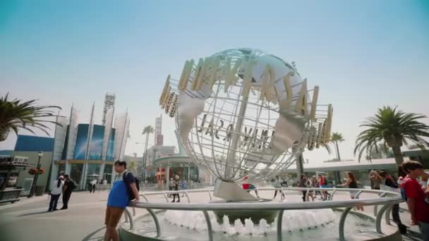 Los Angeles, USA - Sept 28 2018: Hollywood, lidé kolem fontány vchodu do Universal Studios. MIDL zastřelil — Stock video