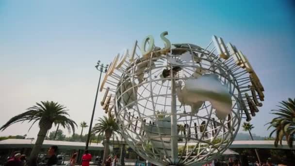 Лос-Анджелес, Сполучені Штати Америки - Sept 28-2018: Голлівуд, фонтан входу в Universal Studios. середнього постріл — стокове відео
