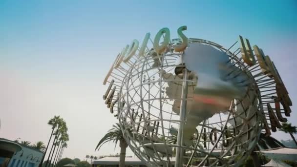 Los Angeles, U.S.A. - 28 de septiembre de 2018: Hollywood, Universal Studios entrance. tiro medio — Vídeos de Stock