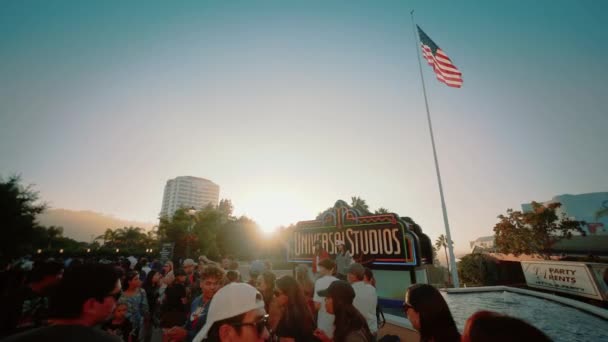 Los Angeles, U.S.A. - Sept 28 2018: Hollywood, people around the sign Universal Studios wide shot — Stock Video