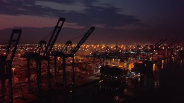 Hava dron. Kat konteyner liman gemi ve vinçler geceleri olan yukarıda. Panorama görünüm