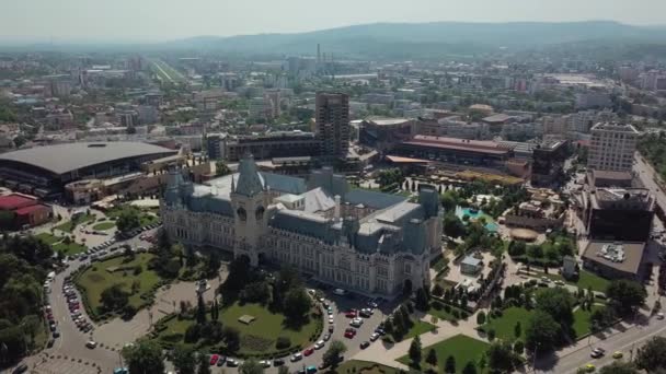Légi felvétel a Kultúrpalota, Jászvásár, Románia-palota és a város nézetben — Stock videók