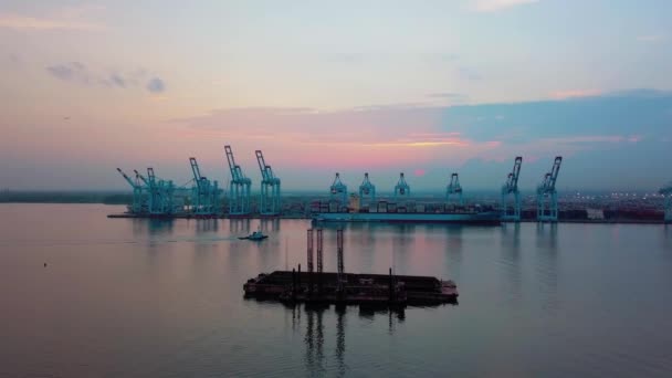 Luchtfoto drone. Vlucht naar Containerhaven met grote containerschepen en kranen bij zonsondergang — Stockvideo