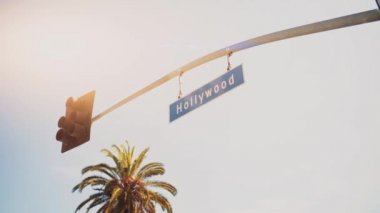 Hollywood Bulvarı sokak tabelası whit güneş