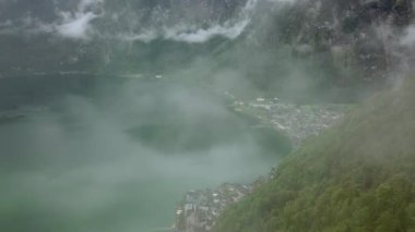 Drone uçuş bulut Hallstatt Gölü üzerinden havadan görünümü