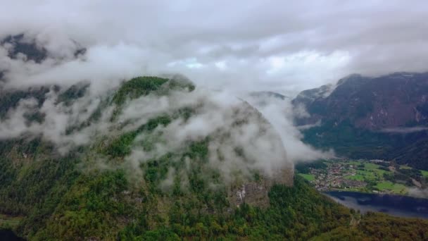 Letecký pohled od dron na řece Hallstatt obklopené horami v mracích. Rakousko příroda. — Stock video