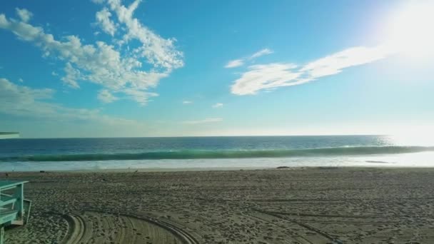 Vista aérea de la cabaña de salvavidas en la playa con cielo azul y océano — Vídeo de stock