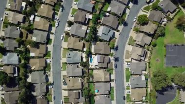Havadan görünümü hemen dışında bir mahalle. drone üstten görünüm taşıyın. California