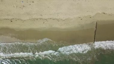 Hava dron görünümü kum plaj. Üstten görünüm tropikal kumlu plaj ve dalgalar üzerinde uçan dalgalar deniz,,
