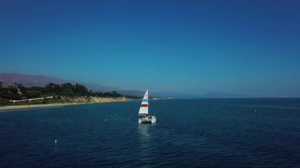 Vue aérienne sur drone. Bateau naviguant sur la mer ouverte. Voilier . — Video