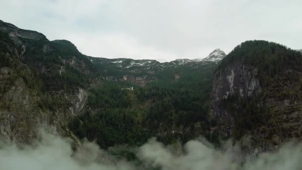 Полет беспилотника над озером и горой, Hallstatt Obertraun — стоковое видео