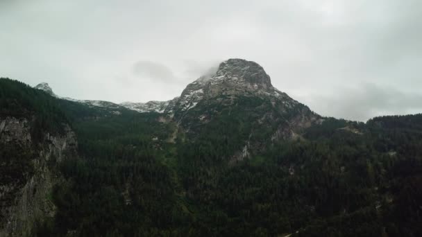 Göl ve dağ beş parmak, Hallstatt Obertraun üzerinde hava drone uçuş — Stok video