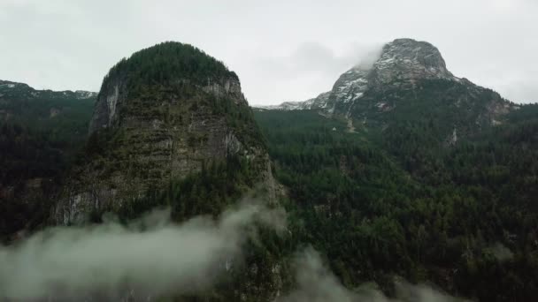 Letecká dron letu nad jezerem a pět prstů v mountain, Hallstatt a Obertraun — Stock video