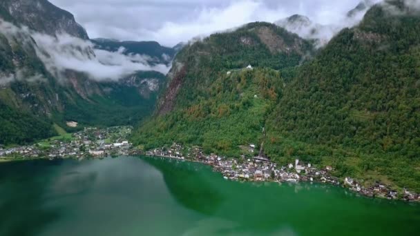 Antenowe całymi widok z dronów nad jeziorem Hallstatt otoczony szczytami w chmurach. Austria natury. 4k — Wideo stockowe