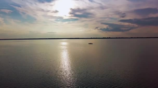 Gölün gökyüzüne karşı havadan insansız hava aracı görüntüleri. küçük bir tekne ile göl. Bulutların yansıması suya düşüyor. araund sinek — Stok video