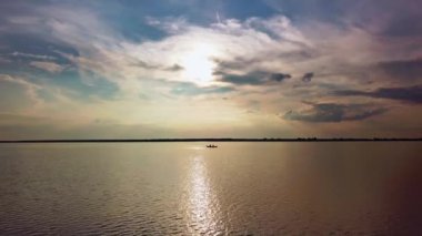 Gökyüzü göl hava dron görüntüleri. küçük bir tekne ile göl. Bulutlar yansıması suya düşüyor. tekne üzerinde uçmak