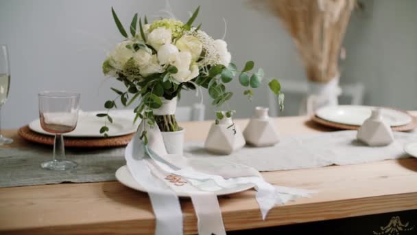 Hermoso ramo de flores y anillo de novia en la mesa — Vídeos de Stock
