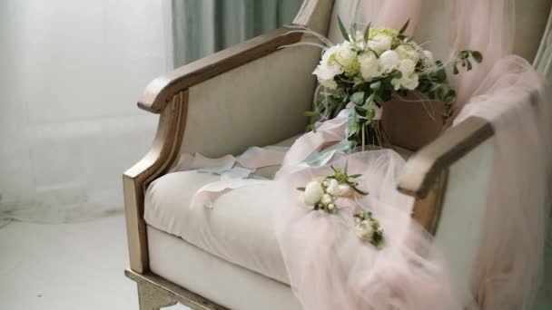 Ramo de boda en un sillón blanco. De cerca. — Vídeos de Stock