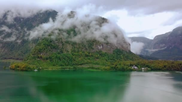 Vzdušný Panorami pohled z dronu u jezera Hallstatt obklopený horami v oblacích. Rakouská příroda. 4k Drone — Stock video